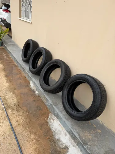 PNEU 215 / 55 R17 em excelente estado 4 R$ 350