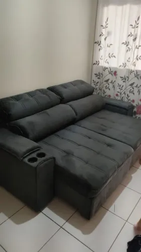 Sofá Retrátil 4 Lugares Cinza com Porta-Copos.