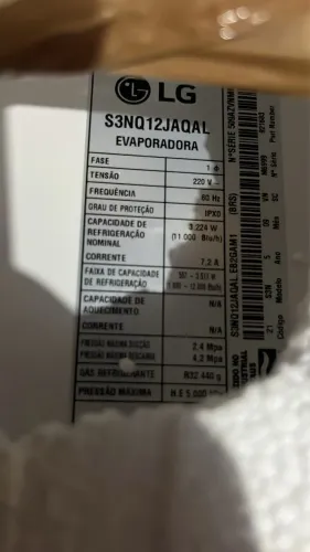 Central de 12BTUs inverter com comando de voz e Wi-Fi lacrada na caixa marca da LG
