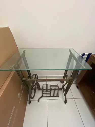 Base de máquina de costura antiga com vidro