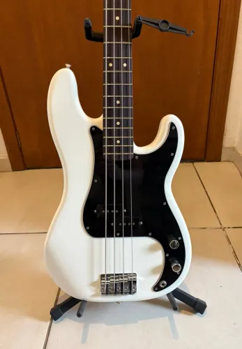 Baixo Fender Player II Precision
