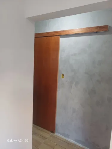 Aplicação de papel de parede profissional e pintura