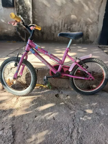 Vende-se bicicleta aro 16 infantil na cor rosa 