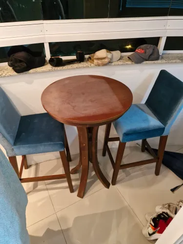 Mesa bistro com banquetas