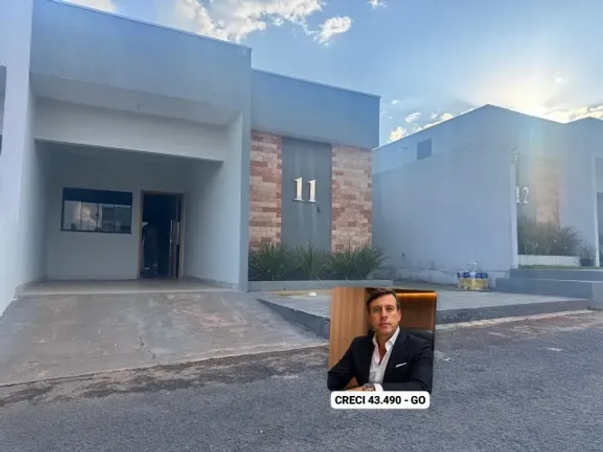 Linda casa com armários e suíte em condomínio