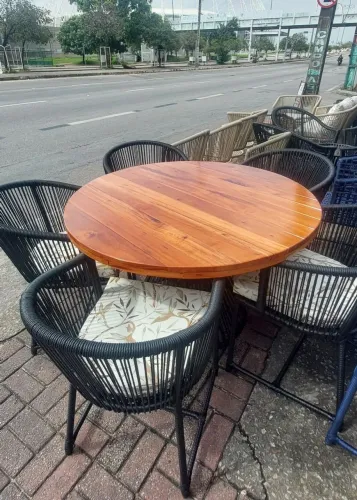 Mesa com tampo de madeira