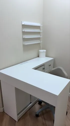 Mesa de canto com cadeira