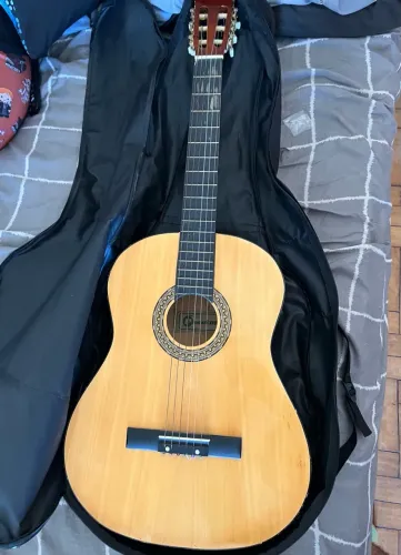 Vende-se Violão