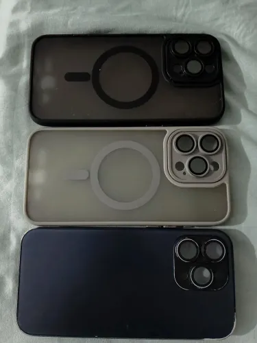 Capaz celular iPhone 15 pro max 2 novas são de acrílico importadas azul tá bem gasta