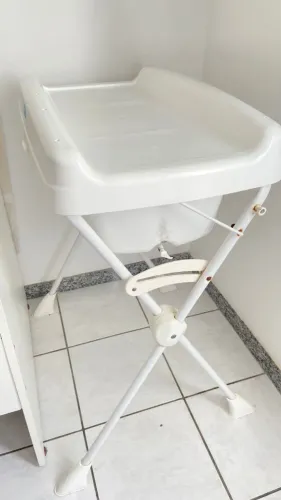 Banheiro de bebê com pés e com trocador