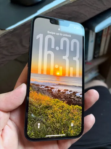 iPhone 16e - USADO