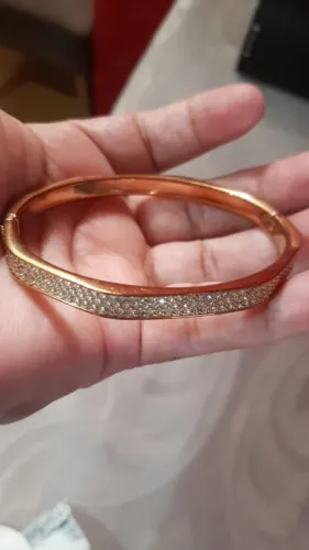 Vende se uma pulseira da Swarovski