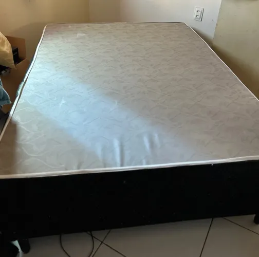 Vende-se cama box conjugada casal, pouco tempo de uso