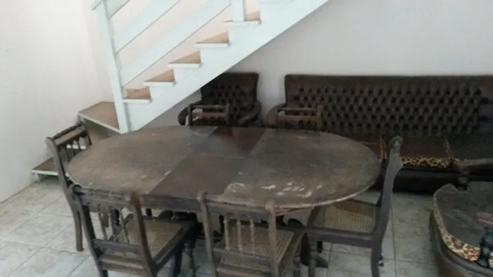 Mesa de jantar e conjunto de sofás antigo