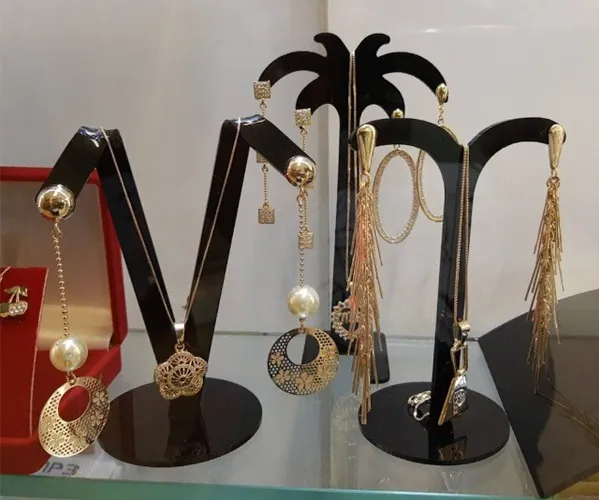 Expositores para brincos em acrílico.