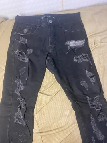 Calça jeans masculina preta rasgada 