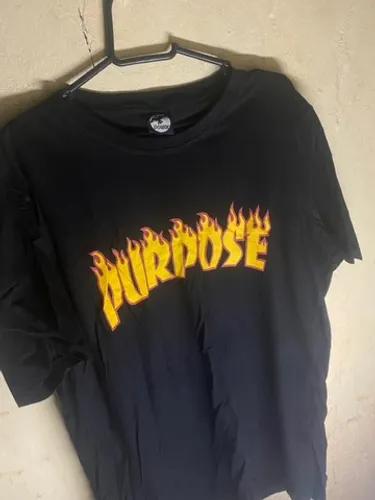 Camisa preta com letras pegando fogo