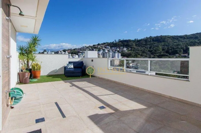 Cobertura Duplex com 4 quartos e 3 vagas de garagem no bairro Trindade, em Florianópolis.