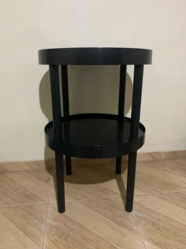 Mesa em material plástico de alta resistência