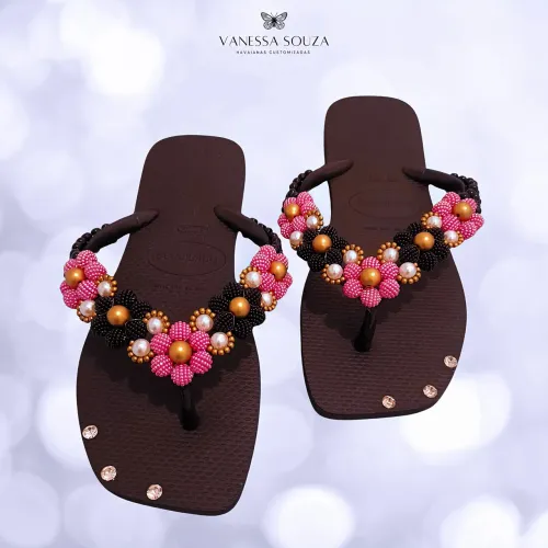 Havaianas customizadas com flores e pérolas