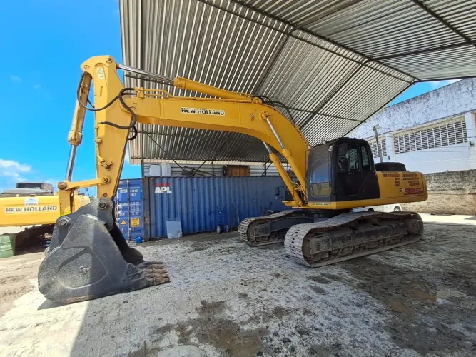 Escavadeira New Holland 385 - ano 2013 