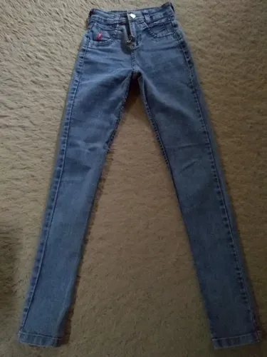 Calça jeans feminina infantil.