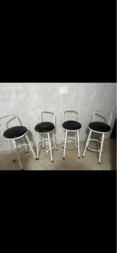 4 Banquetas em Metal Branca..