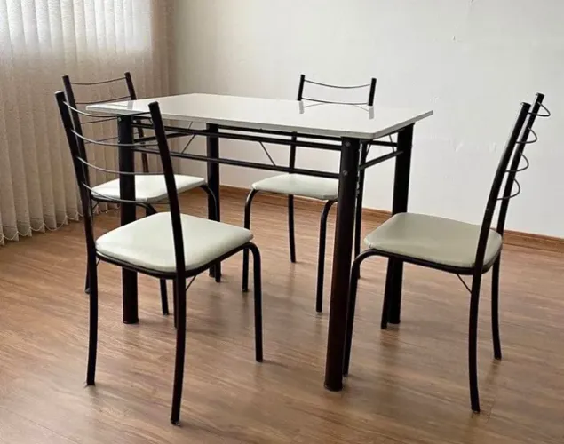 Mesa tampo de pedra com 4 cadeiras Apenas 2 unidades