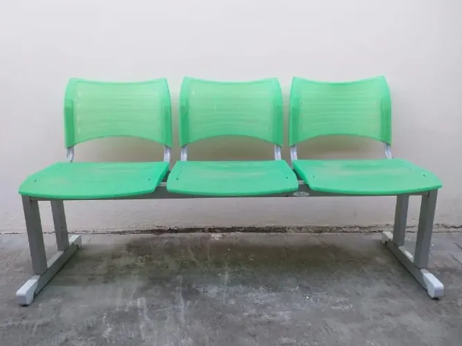 Cadeira longarina plástica 3 lugares