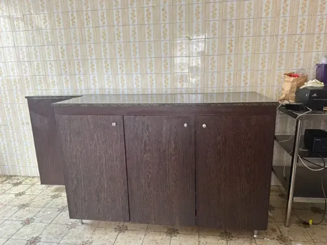 Balcão de atendimento com tampo em granito