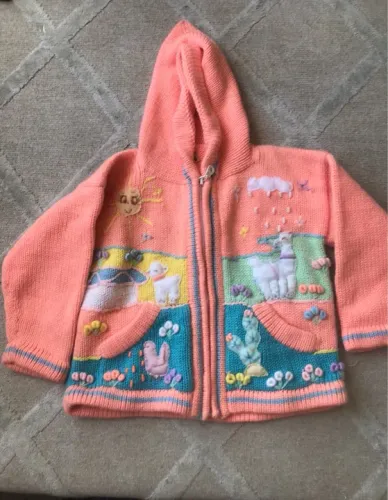 Casaco de tricô infantil com capuz na cor rosa importado