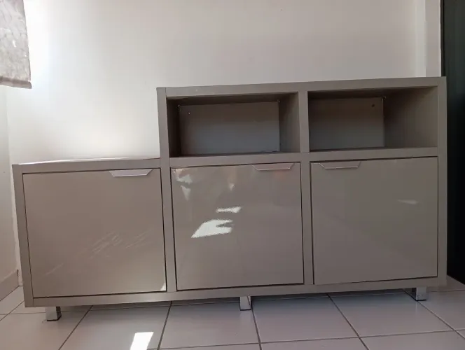 Buffet de fórmica e madeira, na cor cinza. Medindo 1,50  de comprim 45 cm profun e 84 altu