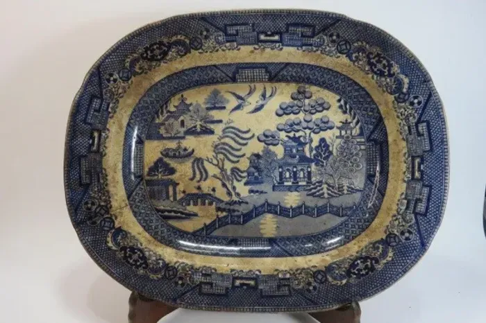 PORCELANA ANTIGA - TRAVESSA em FAIANÇA marca GUSTAVSBERG, conhecida como Pombinho. Apresen