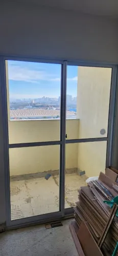 Porta balcão de correr em alumínio branco com 1, 60m 