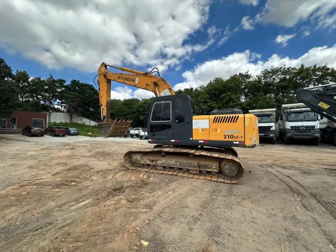Escavadeira Hyundai 210 LC-7 2012