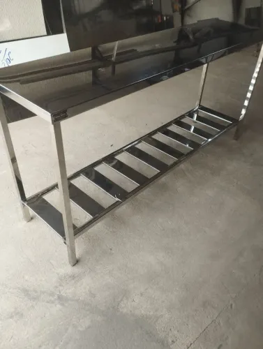 Mesa totalmente em aço inox com paneleiro