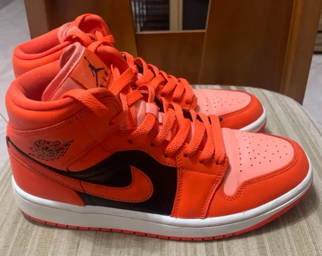 Tênis Nike Air Jordan 1 Mid - Laranja