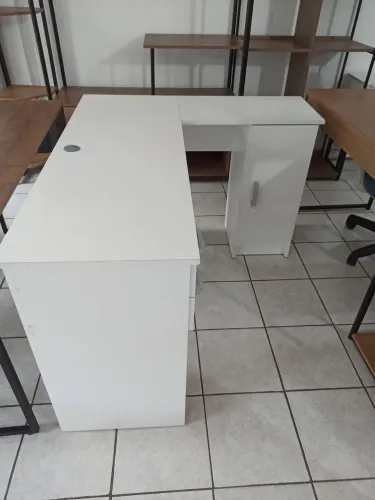 Mesa de Escritório em L Branca com Armário