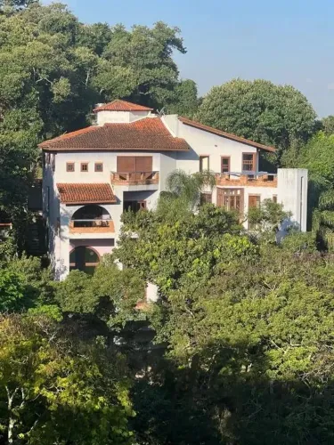 CASA 4 QUARTOS / SUÍTES, COM ELEVADOR, CONDOMÍNIO COM CLUBE.