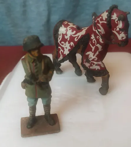 São 2 Miniaturas Antigas em Chumbo - Soldado e Cavalo "mutilados" de guerra. delprado.