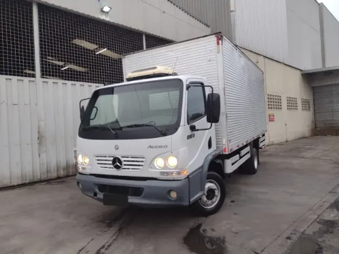 MB 915 ACCELO BAU ANO 2011
