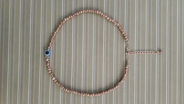 Colar de miçangas douradas