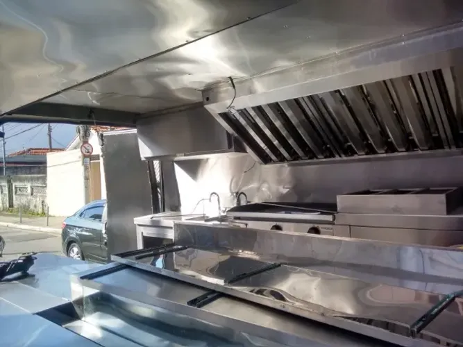 Venha reformar seu food truck desde revestimento interno aos balcões, chapa, coifa e etc..