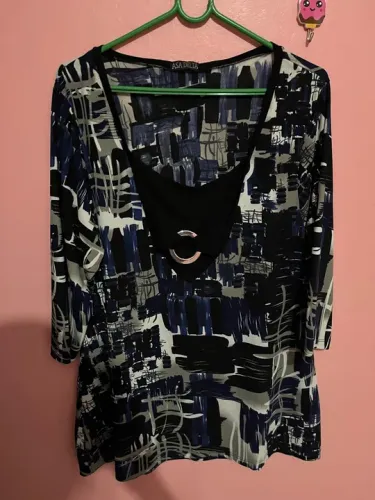 Blusa feminina estampada com detalhe em metal TAM G