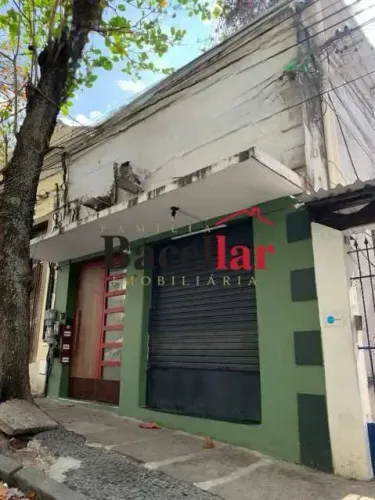 Prédio a venda comercial e residencial! uma pizzaria, kitnet, sala quarto e dois quartos!