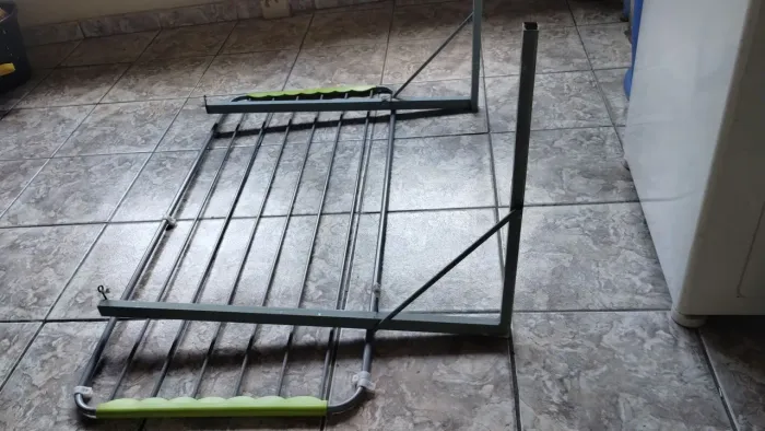 Varal de alumínio para teto 1,20 m x 56 cm + suporte mão francesa 86 cm x 60 cm