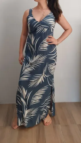 Vestido novo longo com fenda