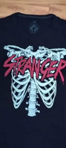 Camiseta GG com estampa que brilha no escuro
