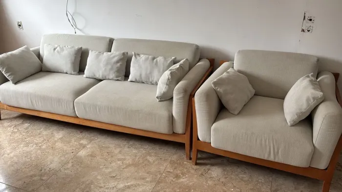 Sofá e poltrona de Linho com almofadas