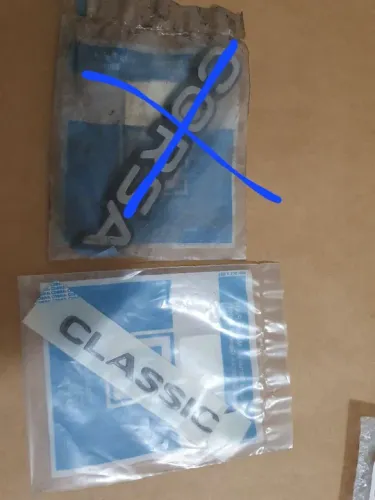 Corsa sedan classic  emblema novo original 